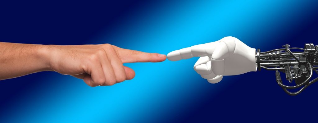 Uomo e robot che si toccano con l'indice