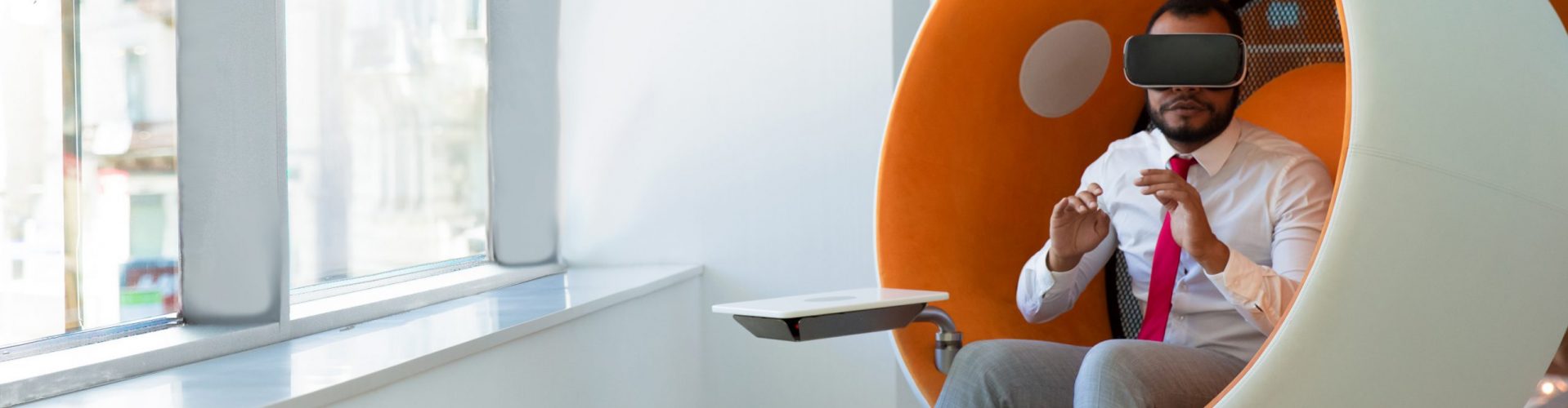 businessman-wearing-virtual-reality-glasses_lightgrey Dipendente che usa la Virtual Reality